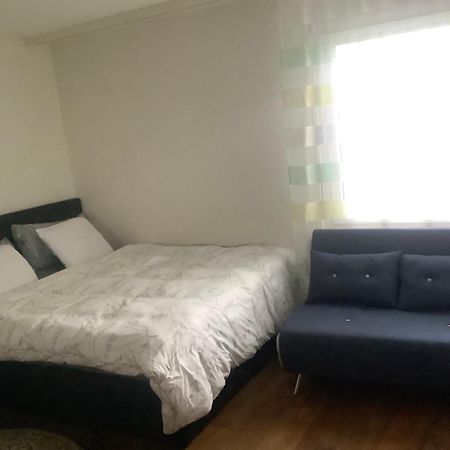 Chambre Spacieuse Et Confortable Avec Ecran Plat Oetwil an Der Limmat Exterior foto
